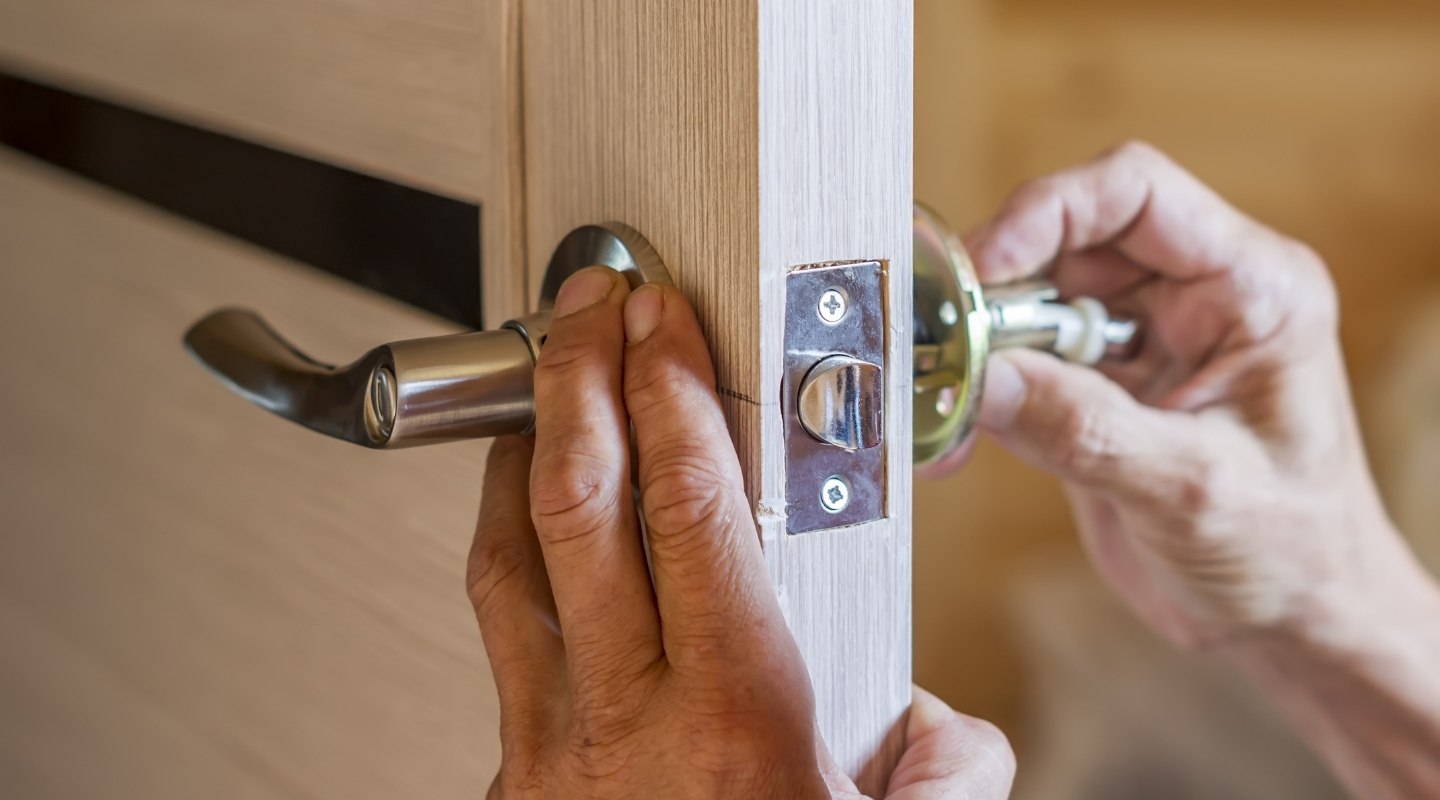 handyman doorlock fixing